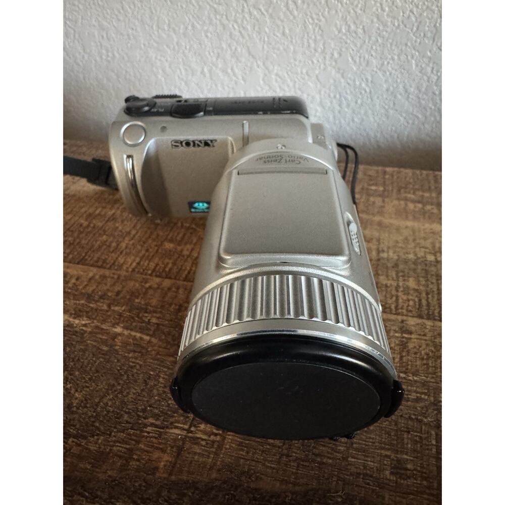 Non Working Sony Cyber Shot 2.1 Mega Pixels Camera with original box